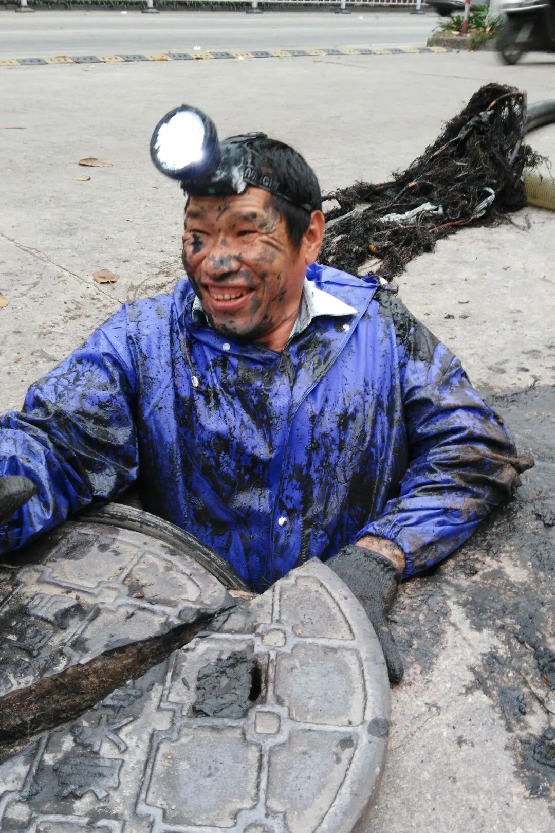 者坚守岗位的摄影作品城市管理工作者,义务志愿者海湾清洁水上保洁员