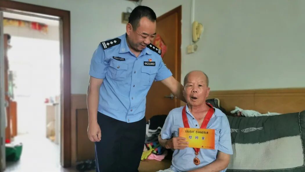 英德监狱组织开展七一慰问老党员和困难党员活动