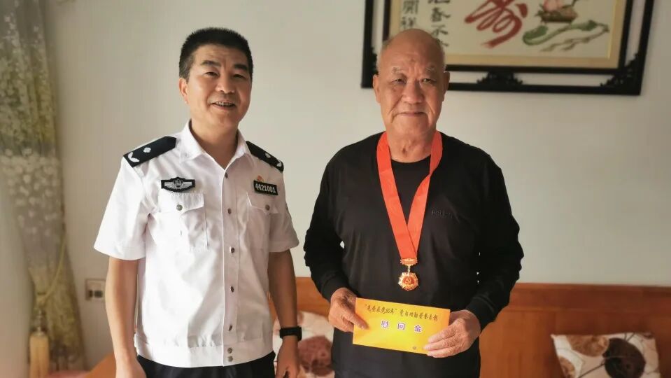 英德监狱组织开展七一慰问老党员和困难党员活动