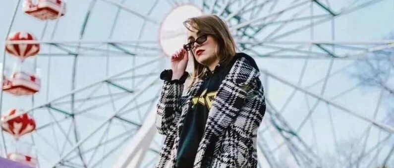 2021年入春穿“卫衣+靴子”的你=时髦炸了！