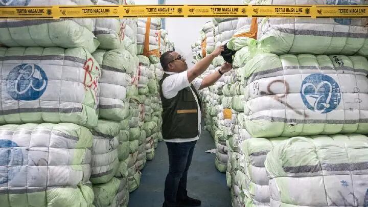 2025年8月19日，在西爪哇省万隆县博宗松，贸易部官员在一次对不符合规定的进口商品进行监管的活动中，展示了使用过的衣物作为证据。（安塔拉通讯社/阿卜丹·沙库拉摄）