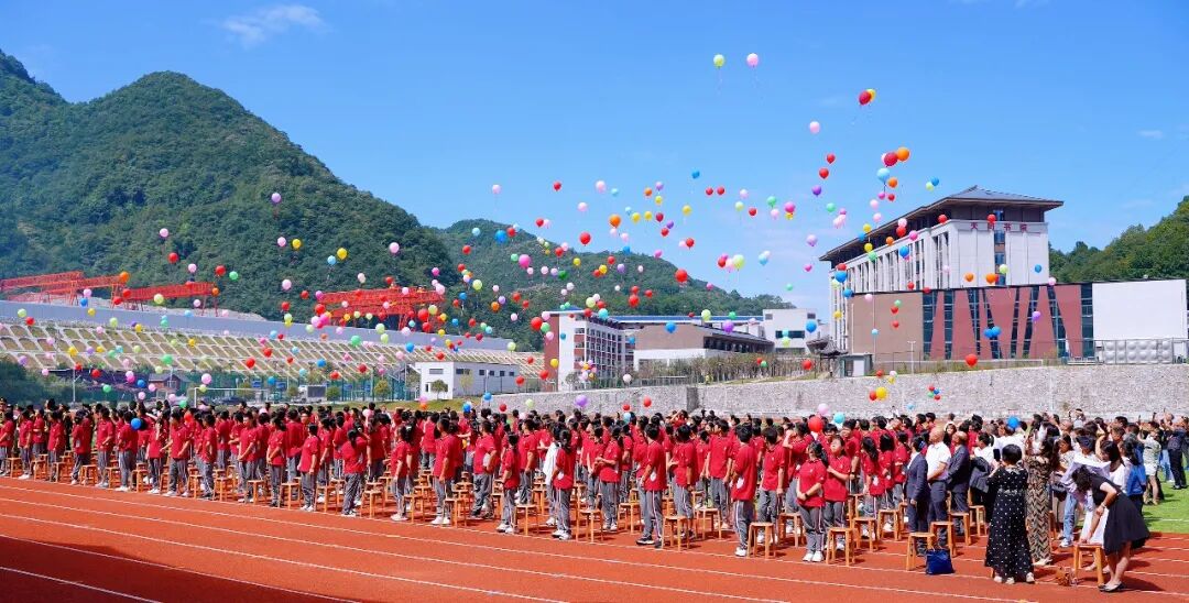 天问高中部五峰长乐坪校区迎来首批学生