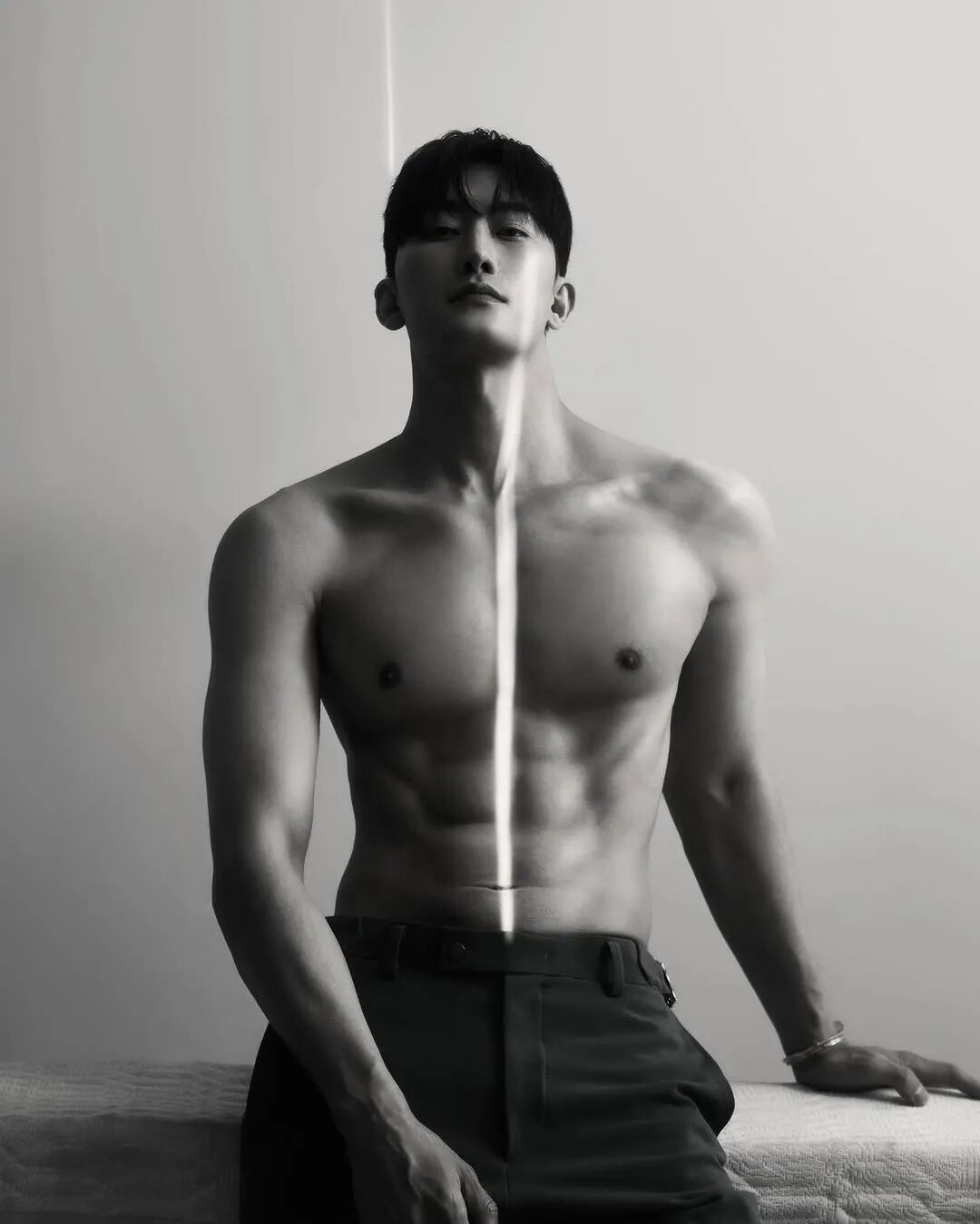 年近四十身材不输健身教练，韩国老牌爱豆泳裤贴身照好吸睛！