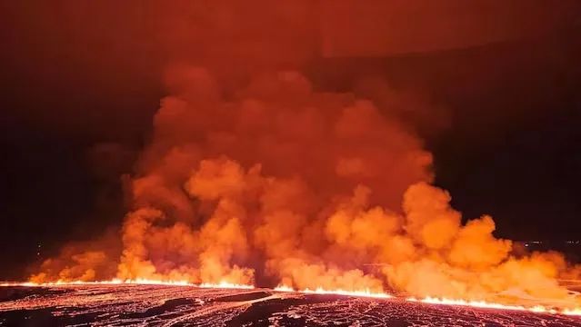 冰岛一火山再喷发岩浆高达50米