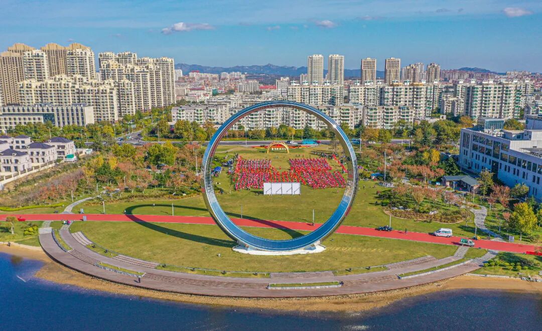 秋色荣成,在精致的公园里.樱花湖体育公园碧波荡漾,秋色旖旎.