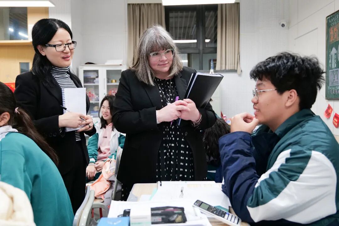 布洛赫特学校校长代表团走进了课堂，旁听了数学、物理、经济学等核心课程
