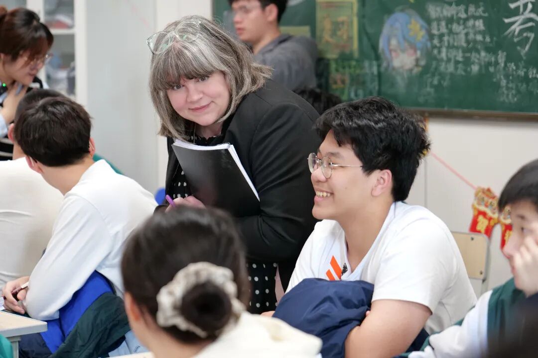 布洛赫特学校校长代表团走进了课堂，旁听了数学、物理、经济学等核心课程