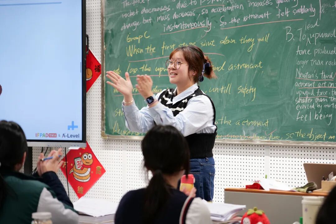 布洛赫特学校校长代表团走进了课堂，旁听了数学、物理、经济学等核心课程