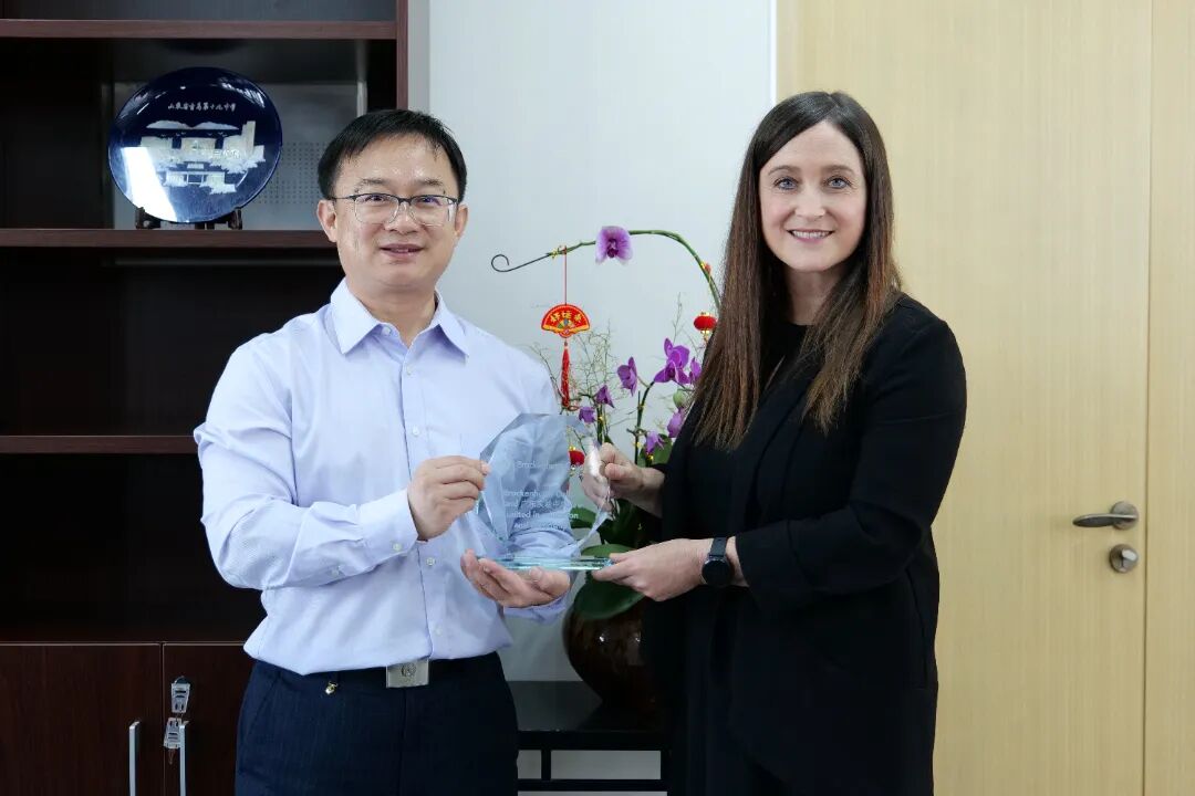 广东实验中学副校长黄涛  与英国布洛赫特学校校长Helen Odhams互赠礼物