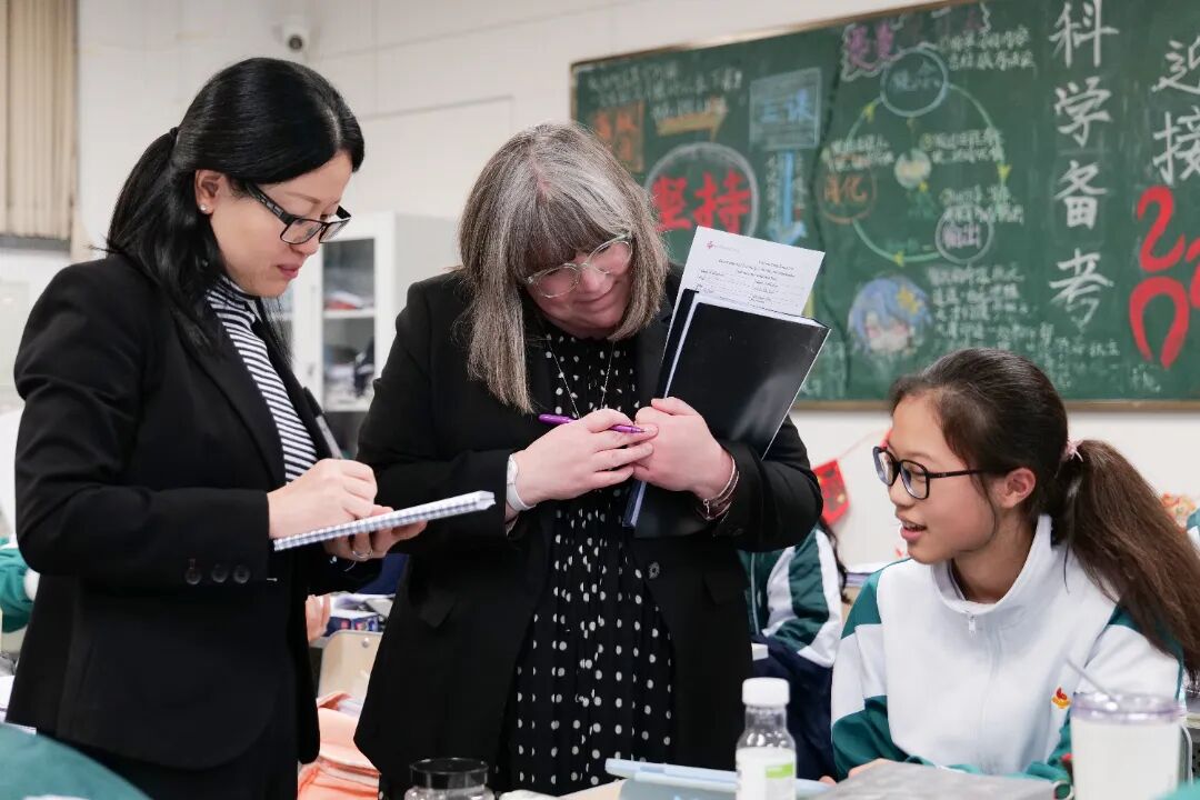 布洛赫特学校校长代表团走进了课堂，旁听了数学、物理、经济学等核心课程