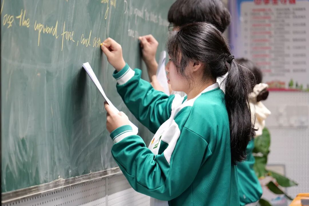 布洛赫特学校校长代表团走进了课堂，旁听了数学、物理、经济学等核心课程