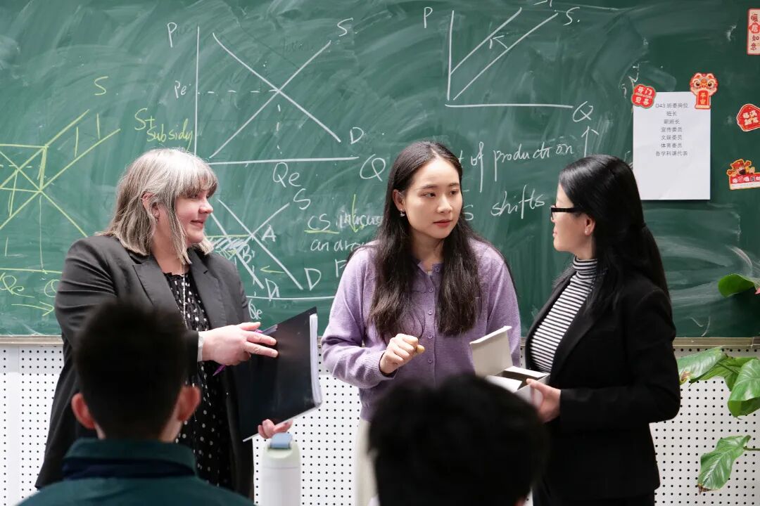 布洛赫特学校校长代表团走进了课堂，旁听了数学、物理、经济学等核心课程