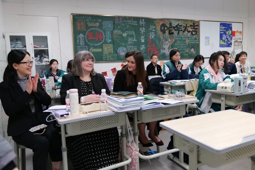 布洛赫特学校校长代表团走进了课堂，旁听了数学、物理、经济学等核心课程