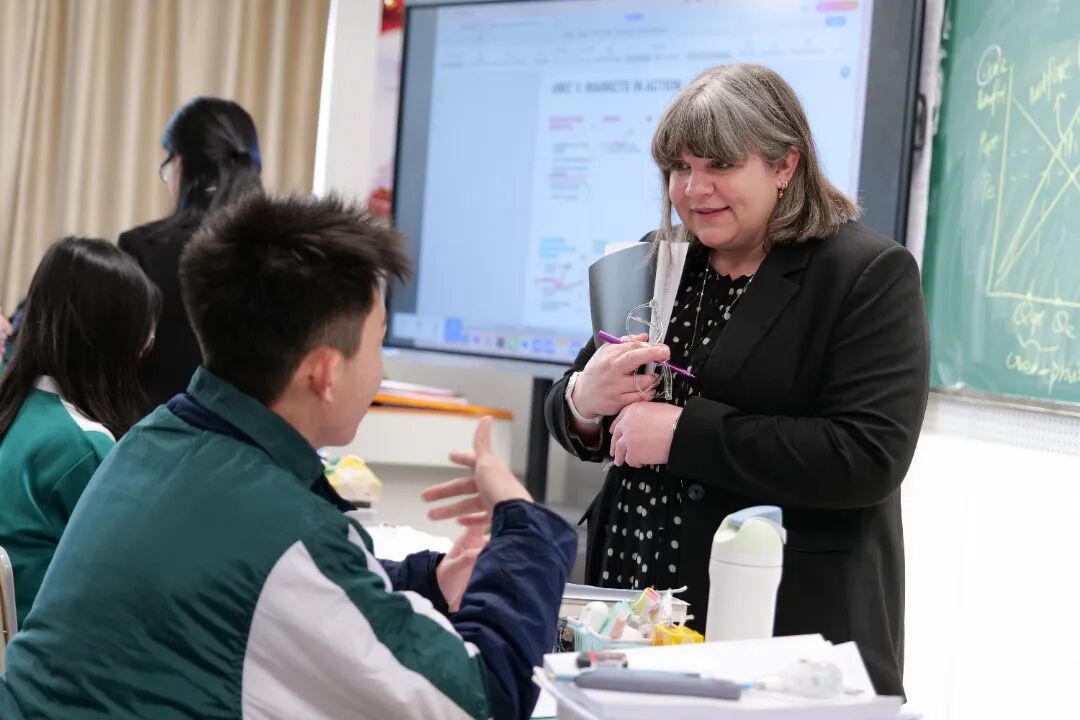 布洛赫特学校校长代表团走进了课堂，旁听了数学、物理、经济学等核心课程