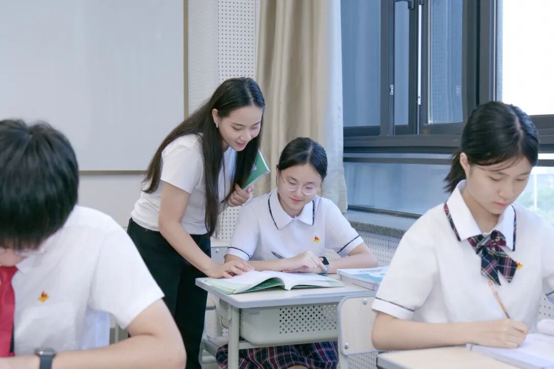 省实A-Level 老师正在指导学生