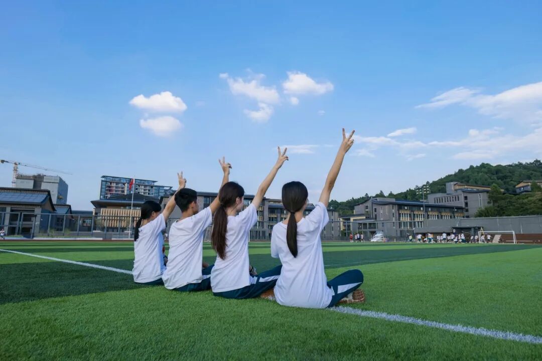 省实A-Level 学子在体育场