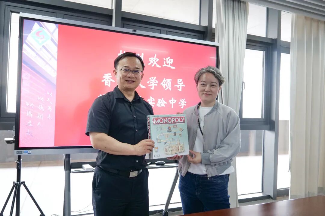 广东实验中学副校长黄涛代表校方接受港大赠礼