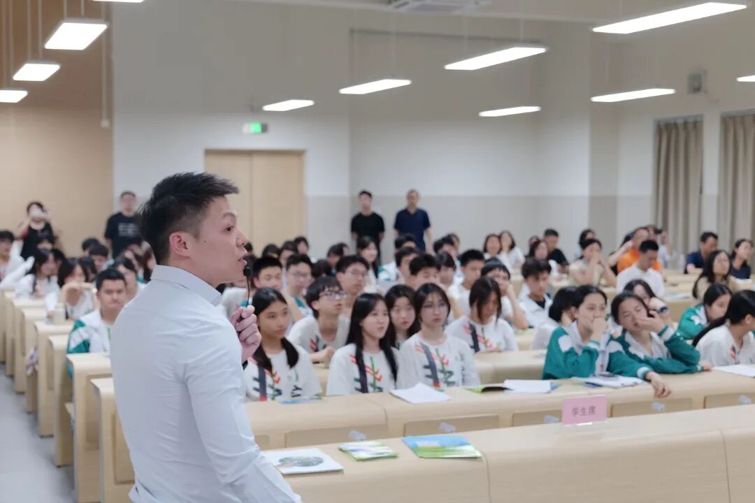 港大的招生官团队面向省实A-Level的学生和家长举行宣讲会