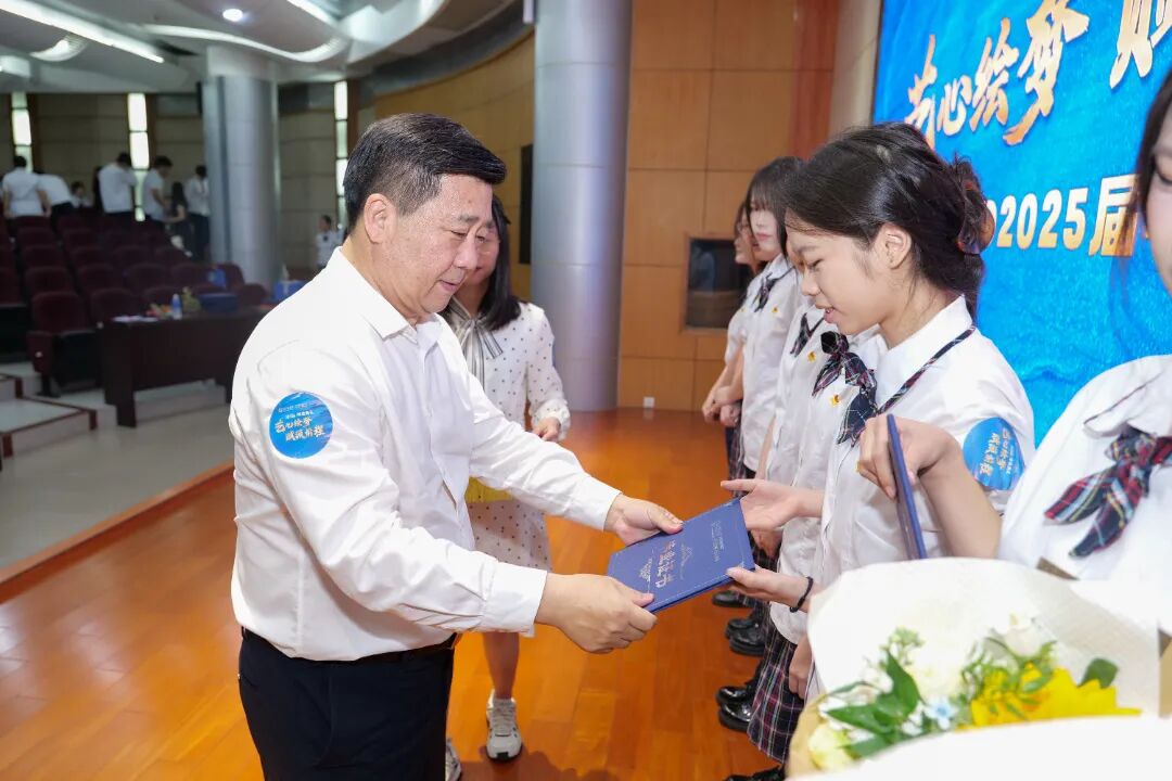 IFPAD&A-Level 全汉炎给学生颁奖