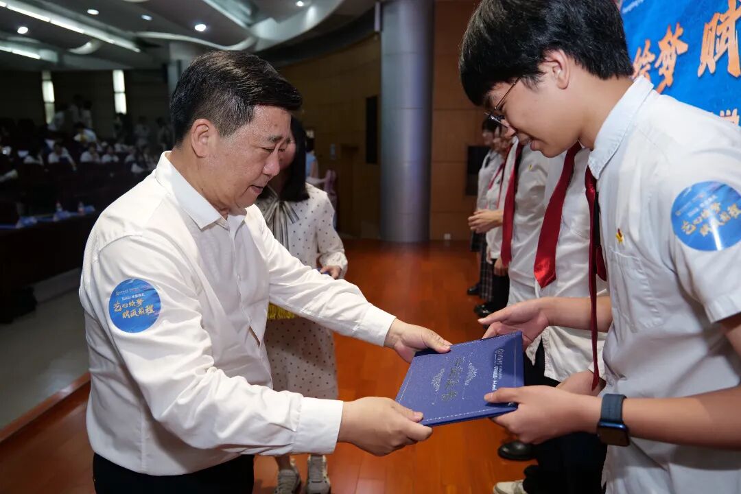 IFPAD&A-Level 全汉炎给学生颁奖