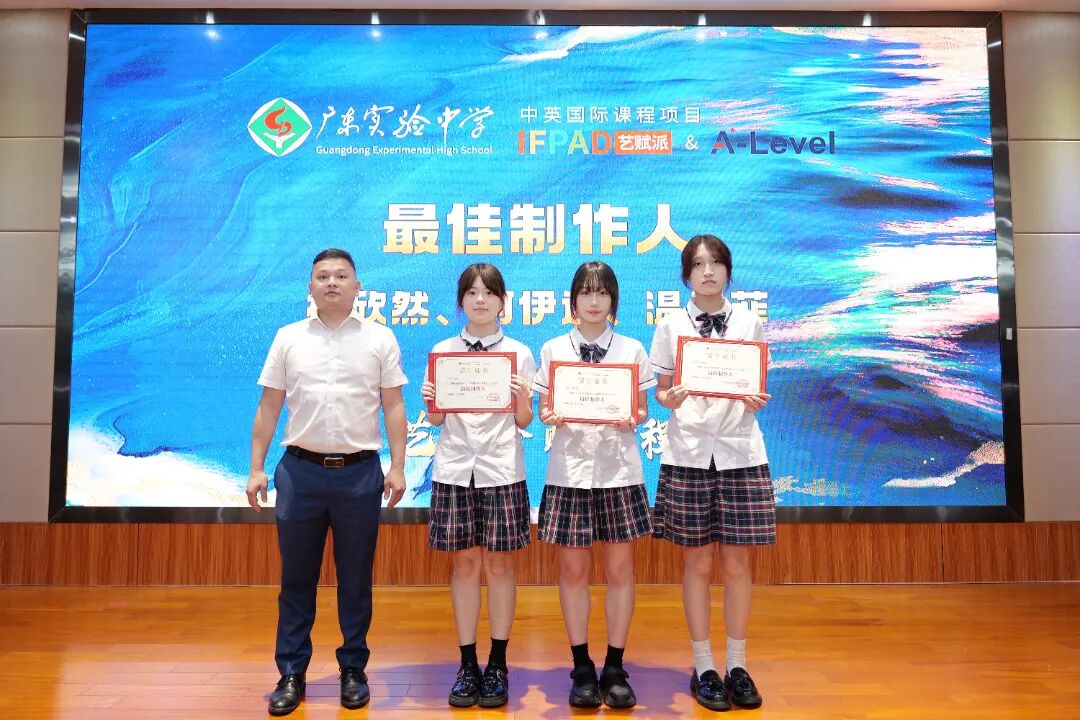 IFPAD&A-Level老师与学生合照