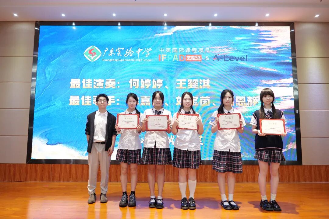 IFPAD&A-Level老师与学生合照