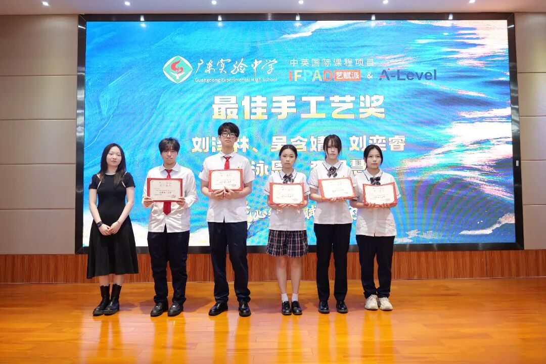 IFPAD&A-Level老师与学生合照