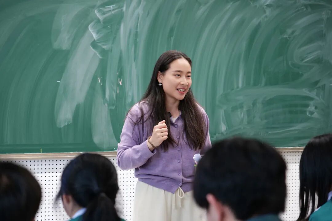 布洛赫特学校校长代表团走进了课堂，旁听了数学、物理、经济学等核心课程