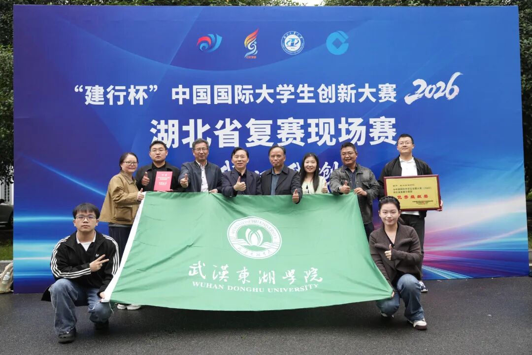 副校长许承光与参赛师生合影.jpg