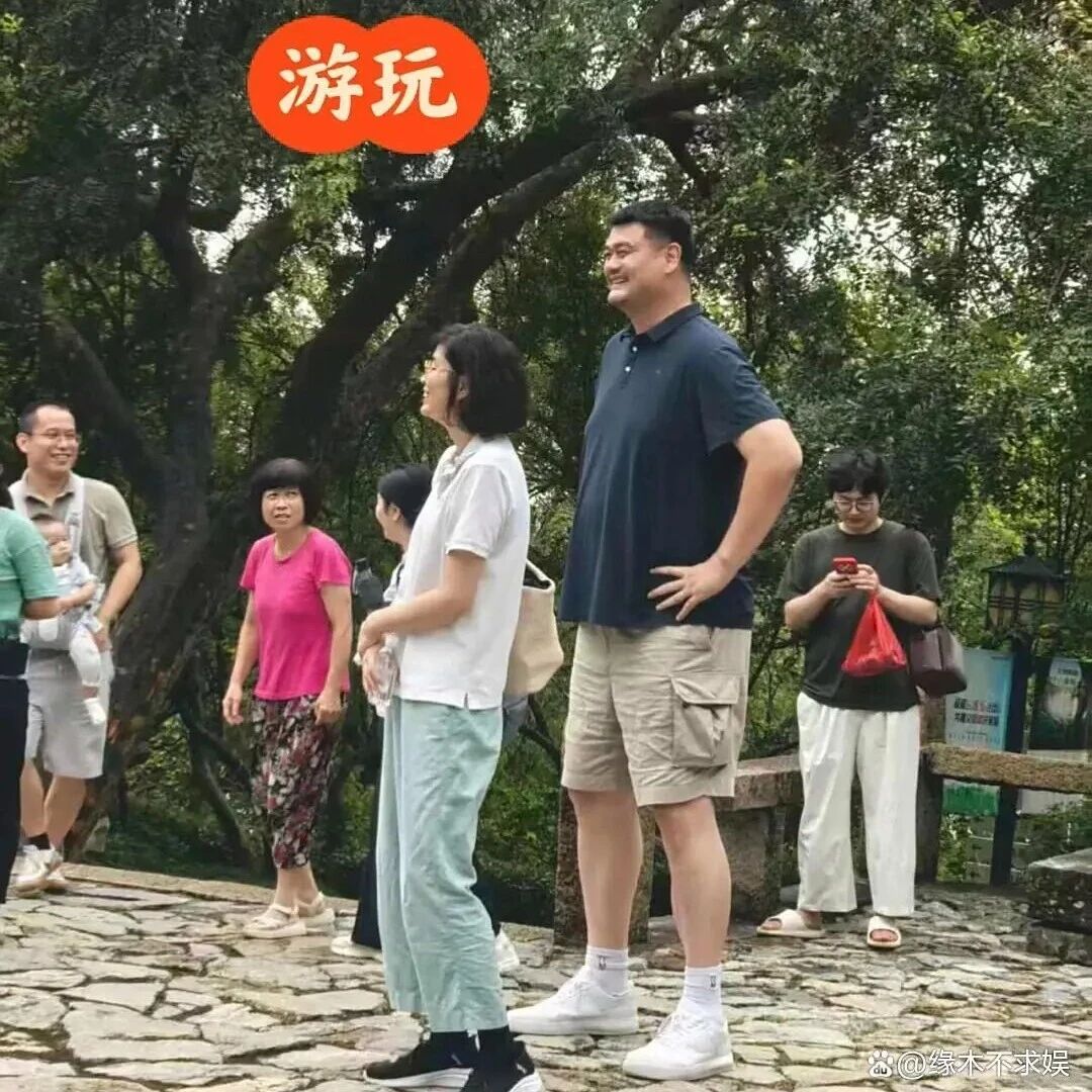 姚明一家苏州旅游,15岁女儿高2米成翻版姚明,母亲苍老太多疑身体不适