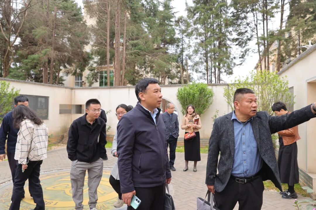 刘庆新副院长一行参观校史长廊会后,刘庆新副院长一行