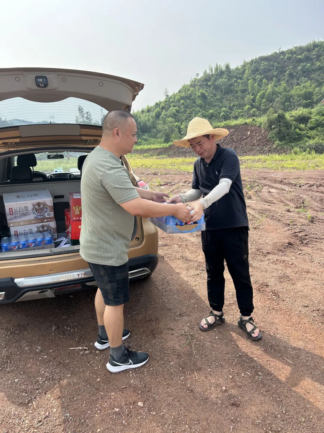 炎炎夏日送清凉，高温慰问沁人心