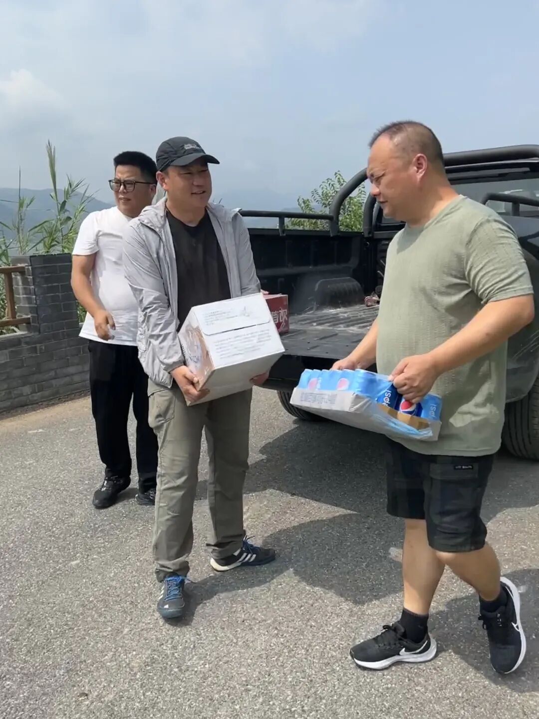 炎炎夏日送清凉，高温慰问沁人心