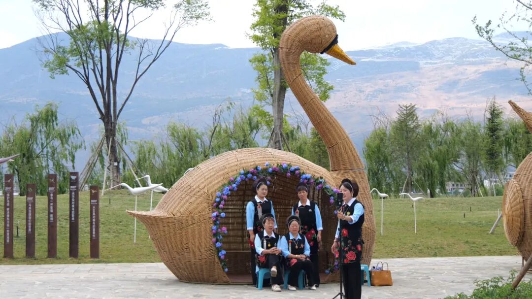 群众在鹤庆东草海国家湿地公园游玩、拍照。（摄于4月17日） 近年来，鹤庆县通过实施退塘退田还湿地、湿地清淤、水质净化、湖滨带修复等一系列生态修复工程，让东草海湿地实现从“围海造田”到“水草丰茂、候鸟云集”的美丽蝶变。2020年，鹤庆东草海国家湿地公园通过国家验收；2025年，被评定为国家AAA级旅游景区。 ［通讯员 段志宇 赵春梅 摄影报道］.jpg