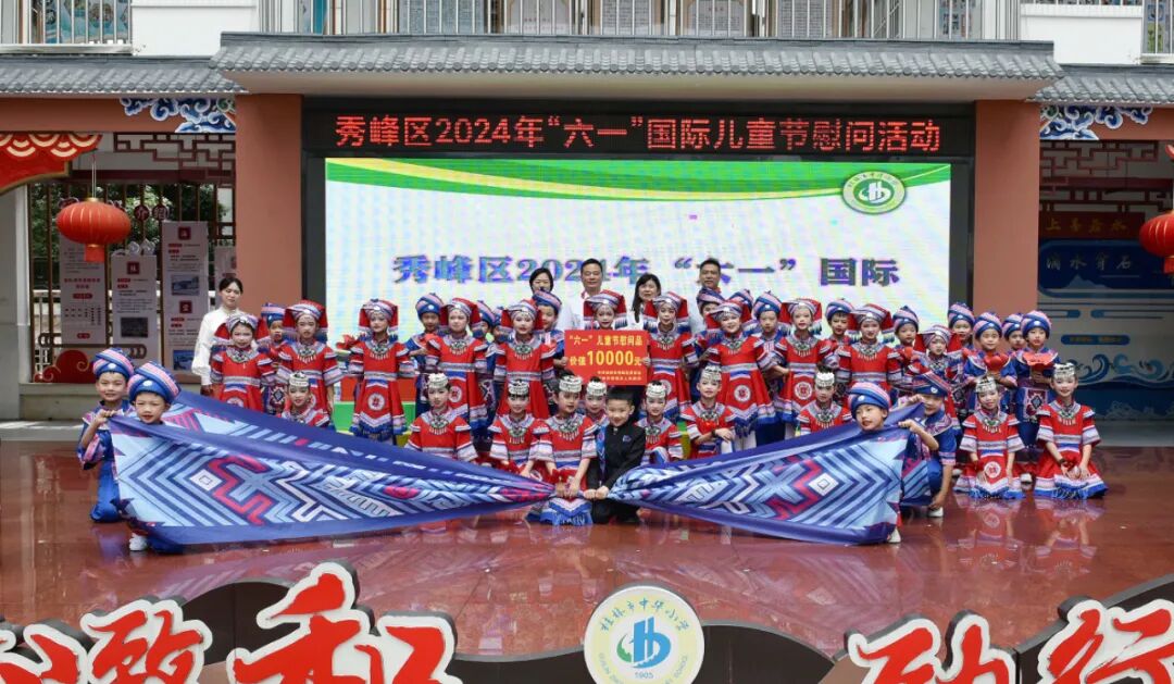 在解西幼儿园,余捷一行走进部分教学区和休息区,观摩小朋友的美工课