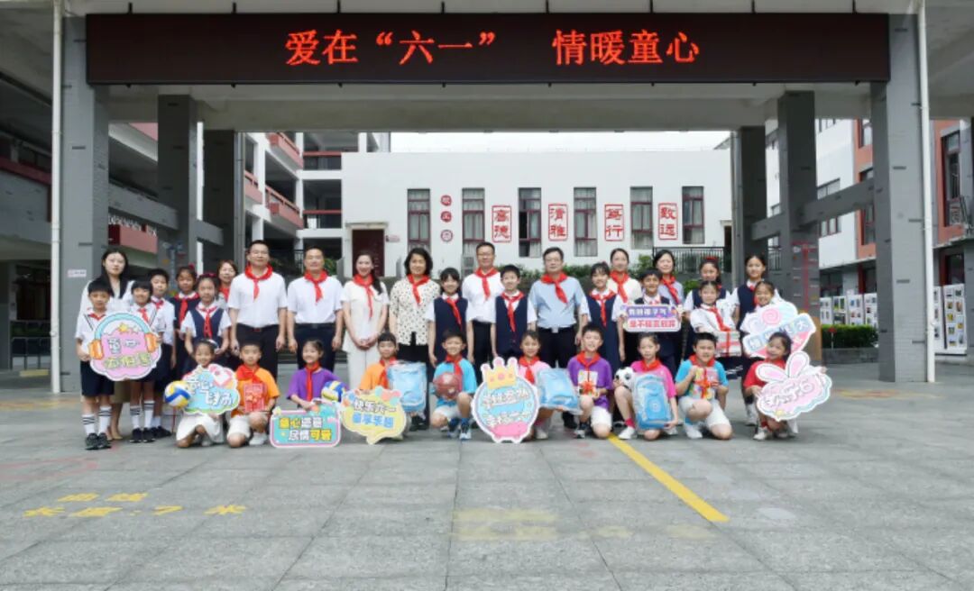 教育局,团市委,市妇联主要负责人,在区委书记余捷陪同下,来到中隐小学