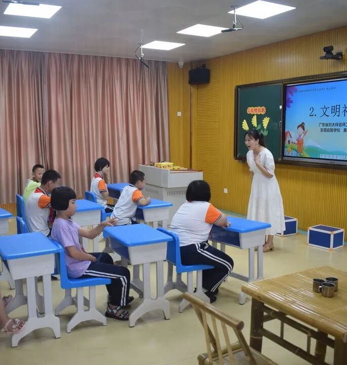 平远县特殊教育学校邓媚老师展示了精品课程民间体育游戏研讨课《流星