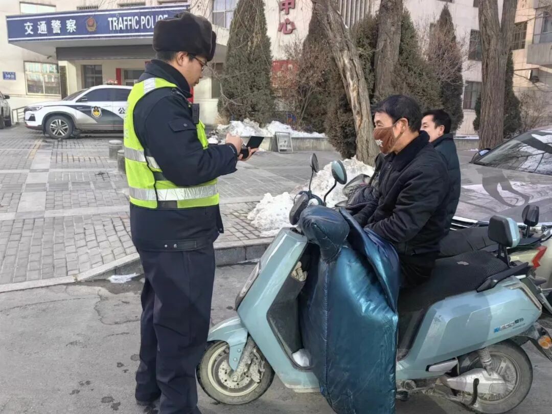 人严格遵守交通法律法规文明骑行,安全回家▌编       辑:顾文婷▌编