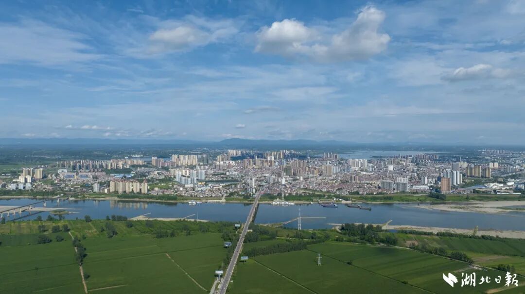 良好的生态环境是钟祥人长寿的重要原因。一江（汉江）两湖（莫愁湖、镜月湖）环绕的钟祥城区非常宜居。（通讯员 钟国庆 摄）.jpg