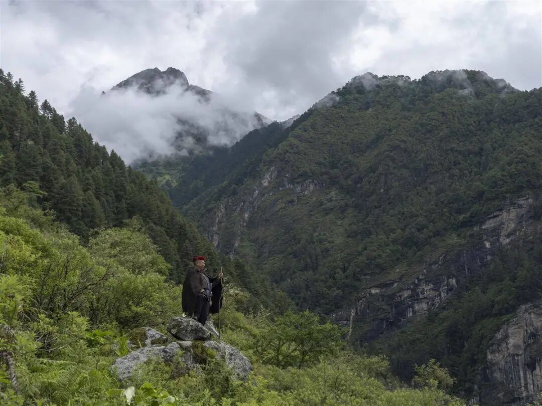 DSCF7184 x 格桑旦增巡山中不时的发出“gi hoo hoo hoo”的声音，为的是驱赶野兽，避免与野兽近距离接触。.jpg