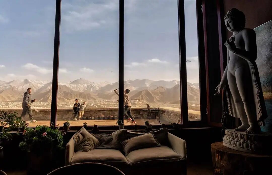 IMG_7983 寺院广场上打羽毛球的少年，远处是布达拉宫.JPG