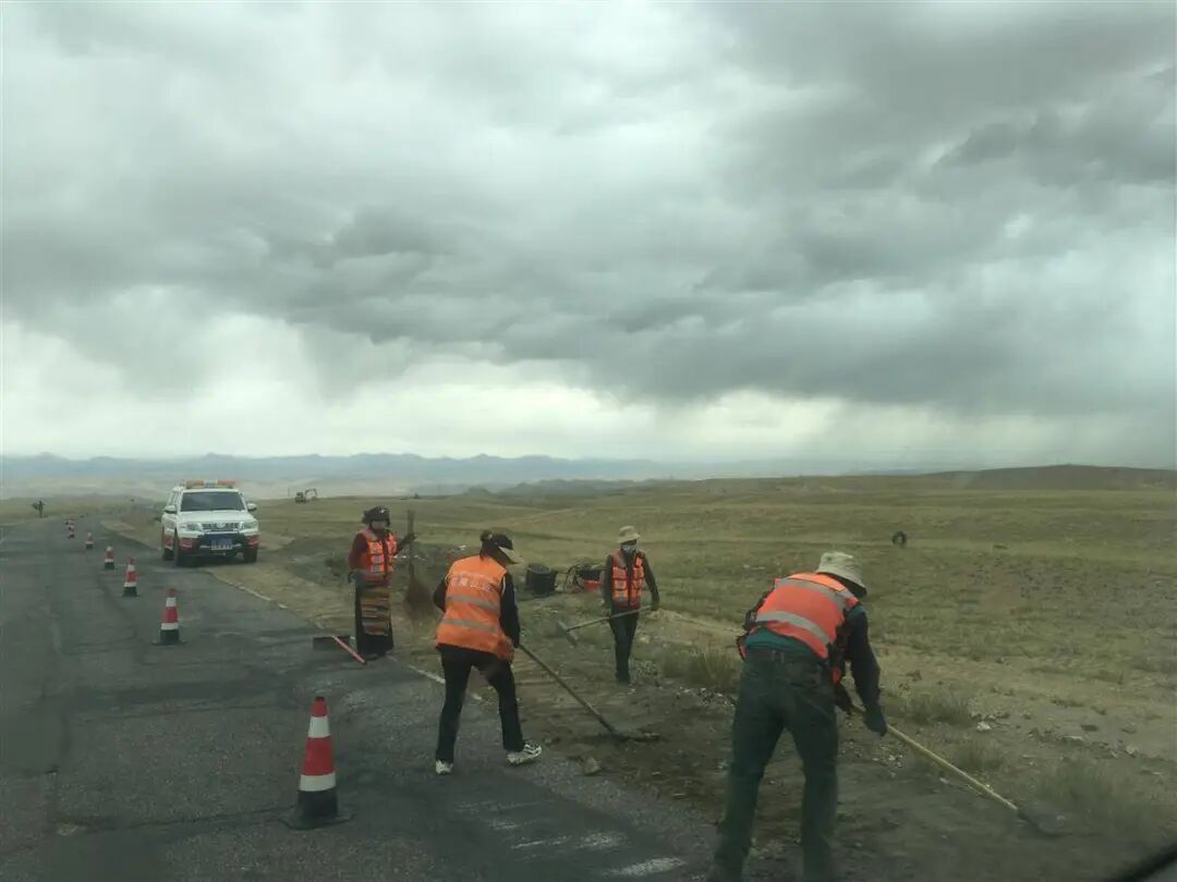 IMG_2169 阿里北线的养路人.JPG