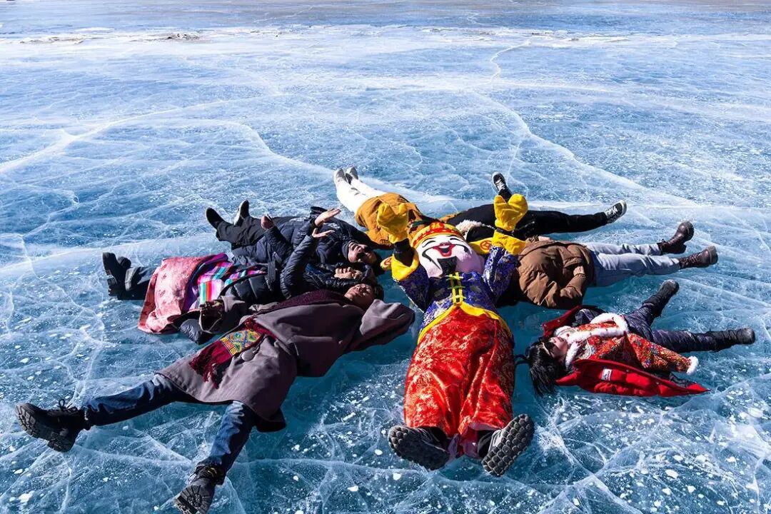 A1_09983_2x 拷贝 游客躺在海拔5010米的普姆雍措冰面留影.jpg