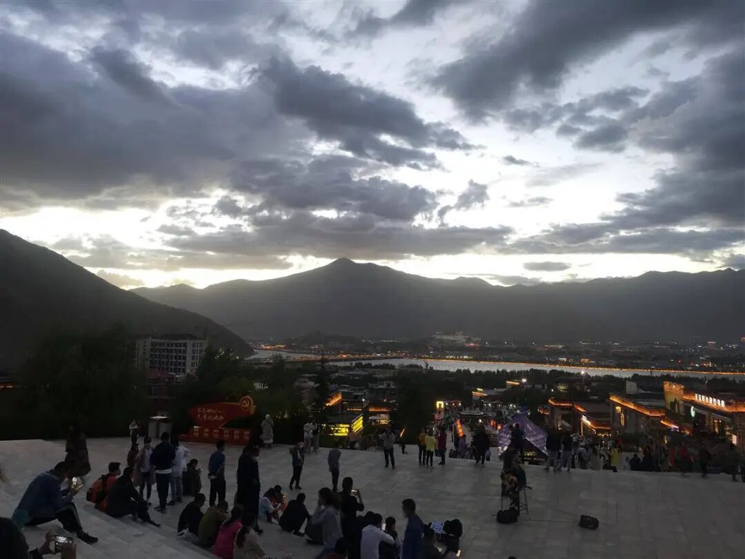 IMG_6370 人们在文成公主实景剧场前等待日落.JPG