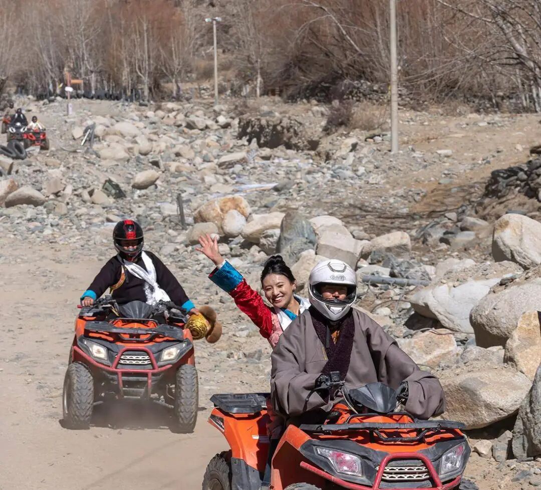 A1_09402_1 拷贝 贡嘎刘琼村的越野摩托.jpg