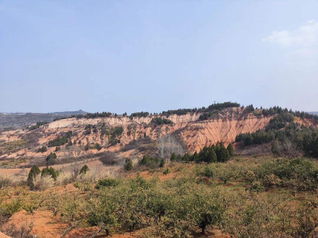 "火焰山"裸露的山脊.
