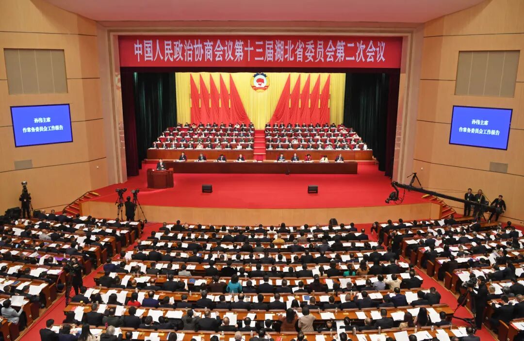 上午9时,尔肯江·吐拉洪宣布大会开幕,全体起立,奏唱中华人民共和国