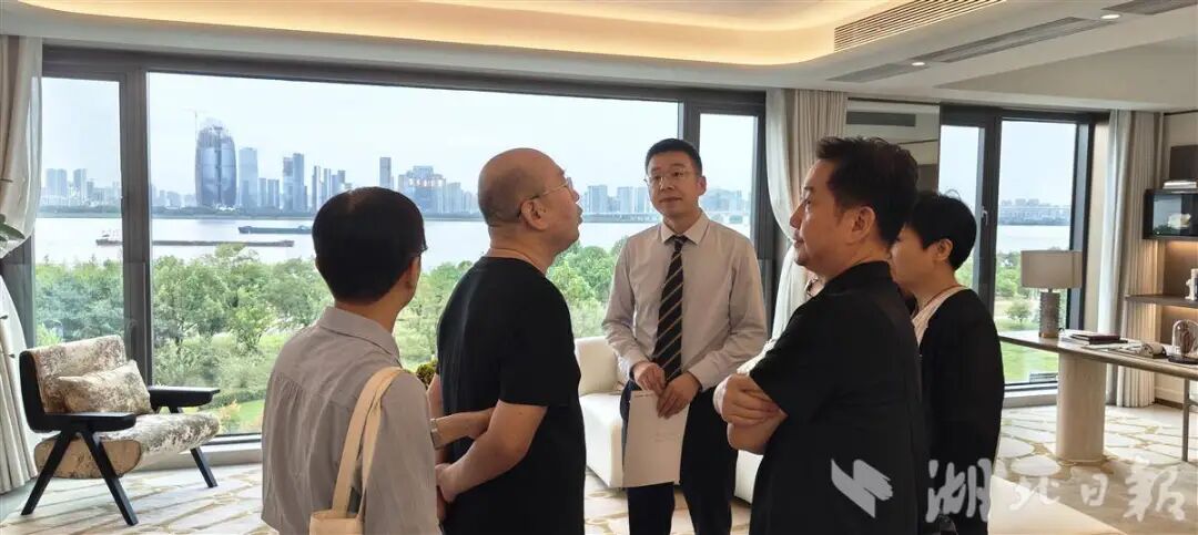 001 9月14日下午，购房者在武昌江南岸项目看样板房。湖北日报全媒记者 汪洋 摄.jpg