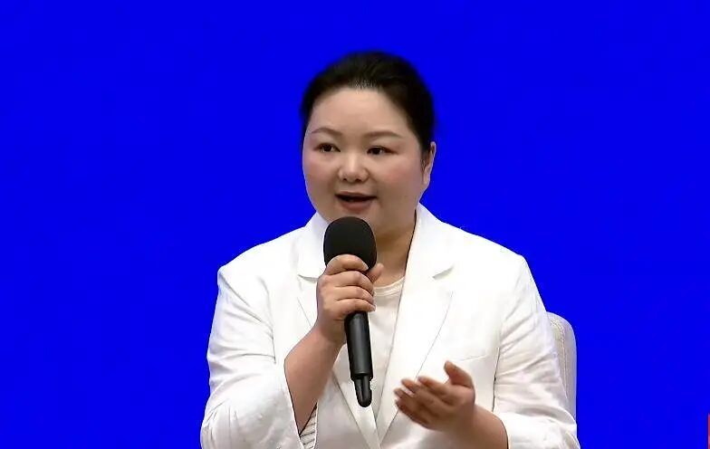 程星回答记者提问。