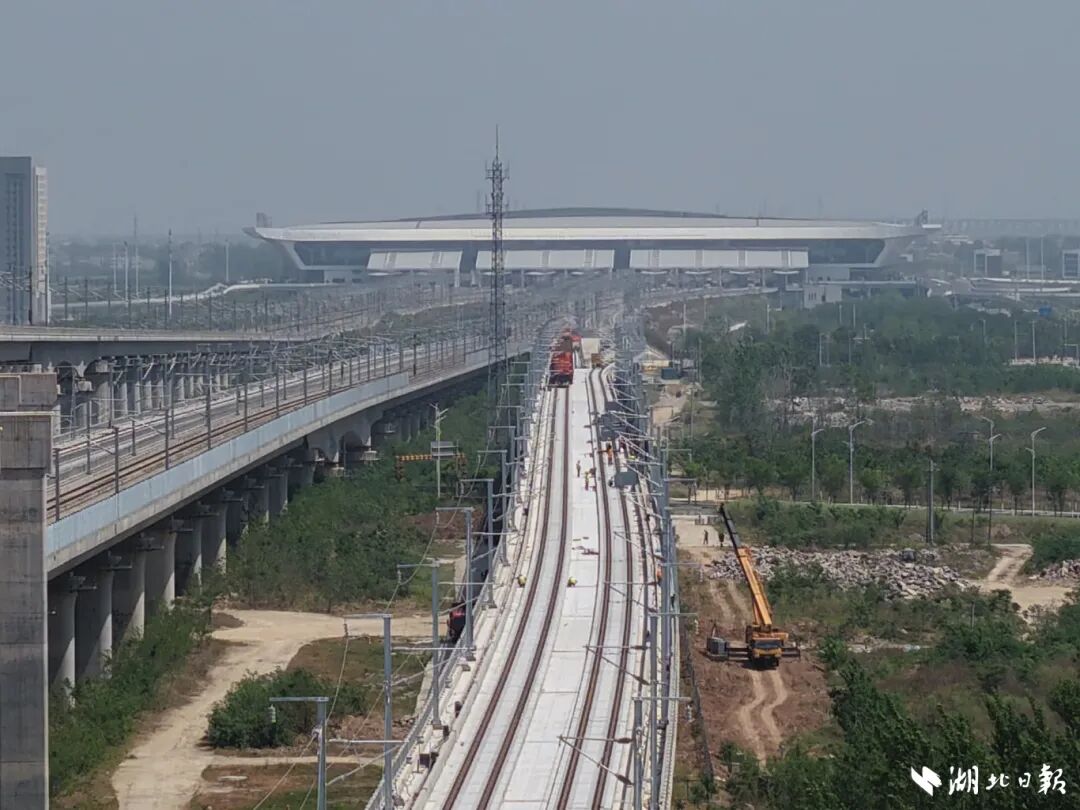 襄荆高铁全线铺轨贯通。通讯员蒋子龙摄.jpg